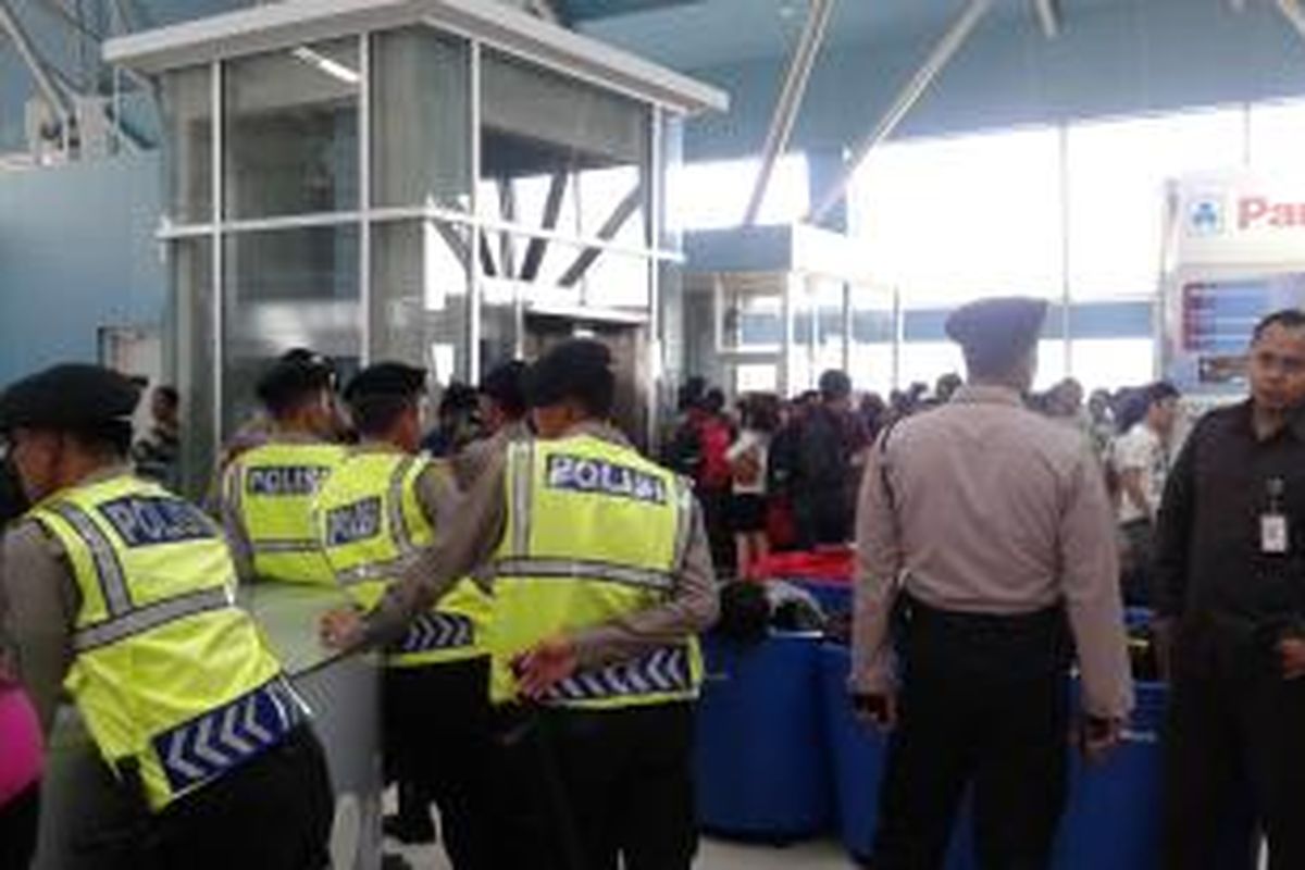 Sejumlah personel polisi dari Polda Metro Jaya dan Polresta Bandara Soekarno-Hatta mengamankan tempat penumpang maskapai Lion Air melakukan refund di Terminal 3 Bandara Soekarno-Hatta, Jumat (20/2/2015).