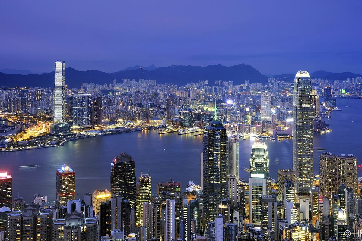 Hong Kong merayakan tahun baru 2022 dengan keindahan seni spektakuler di Victoria Harbour dengan menampilkan momen hitung mundur di M+ Facade diiringi musik meriah dari Hong Kong Philharmonic Orchestra. 