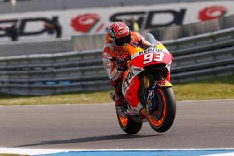 Pebalap Repsol Honda asal Spanyol, Marc Marquez, memacu motornya pada sesi latihan bebas kedua GP Belanda di Sirkuit Assen, Kamis (25/6/2015).