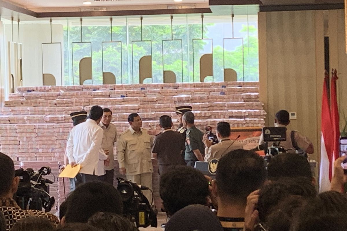 Presiden RI Prabowo Subianto yang memakai pakaian safari cokelat muda menghadiri penyerahan uang Rp13 triliun yang diserahkan Kejagung kepada negara terkait kasus dugaan korupsi ekspor Crude Palm Oil (CPO), Senin (20/10/2025).