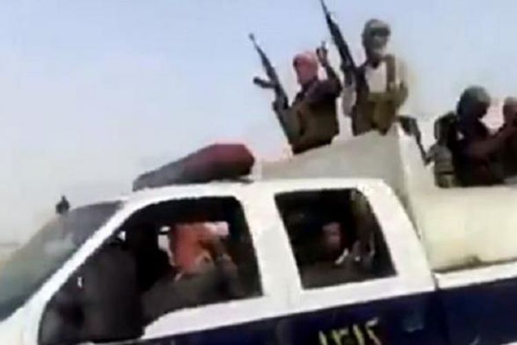 Islamic State militants in Iraq arrive at the country's Beiji oil refinery (17/6/2014). 