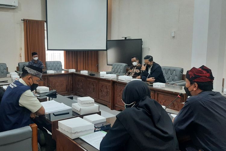 Rapat Komisi 1 DPRD Banyuwangi dengan Satgas Covid-19 Banyuwangi, yang mengambil keputusan untuk menutup semua pos tes cepat antigen tak berizin di sekitar Pelabuhan Ketapang, Kabupaten Banyuwangi, Jawa Timur, di Ruang Rapat Komisi 1 DPRD Banyuwangi, Kamis (3/2/2022).