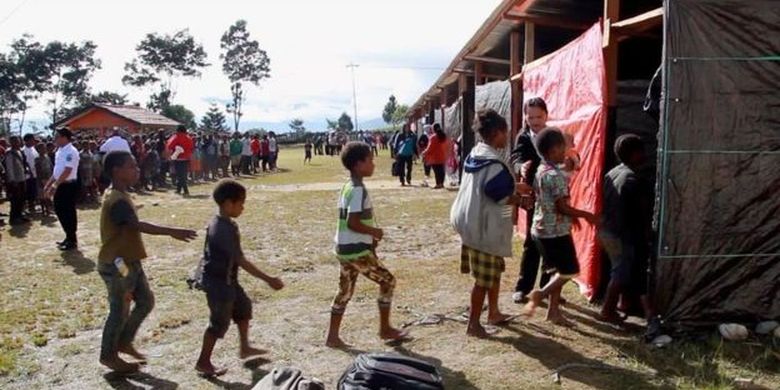 Dengan material seadanya, sekolah darurat dibangun Februari silam. Sepekan setelah dibangun, anak-anak pengungai mulai bersekolah. 