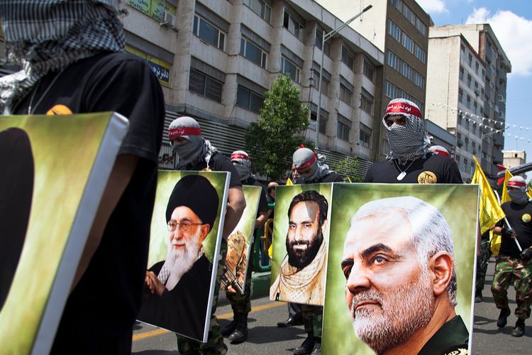 Parade pasukan Quds yang membawa potret Qasem Soleimani.