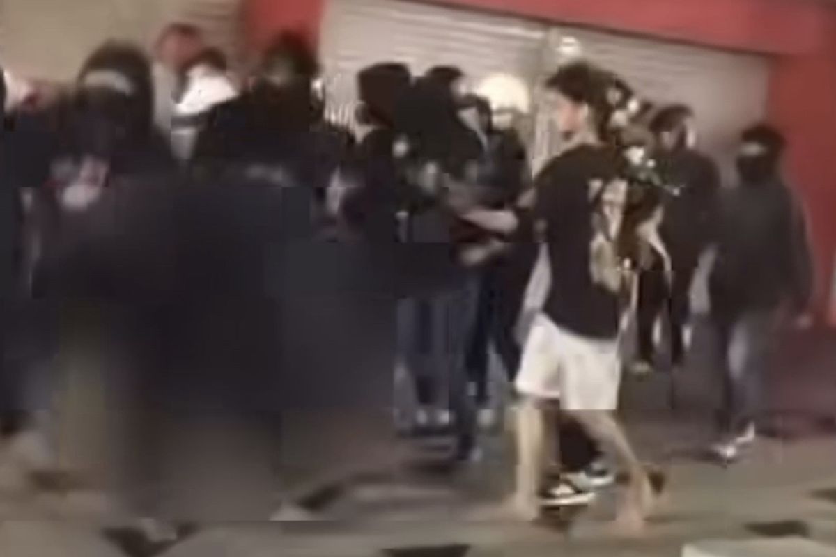 Aksi pengeroyokan di sekitar Jalan Tunjungan, Surabaya, Minggu (14/1/2024)