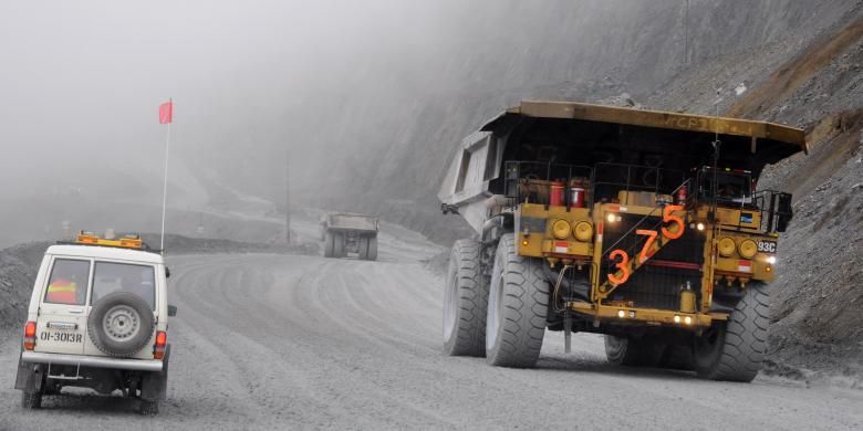 Tambang terbuka PT Freeport Indonesia, di Grasberg, Distrik Tembagapura, Kabupaten Mimika merupakan tambang terbuka terbesar di dunia. Dalam operasinya  PT Freeport Indonesia mengoperasikan puluhan haul truk untuk mengangkut material tambang dengan kapasitas angkut 240 ton hingga 320 ton.