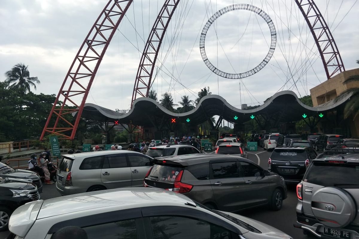 Pengunjung yang hendak masuk ke Tempat Wisata Ancol, Jakarta Utara di Pintu Barat meluap pada hari Lebaran kedua, Jumat (14/5/2021).