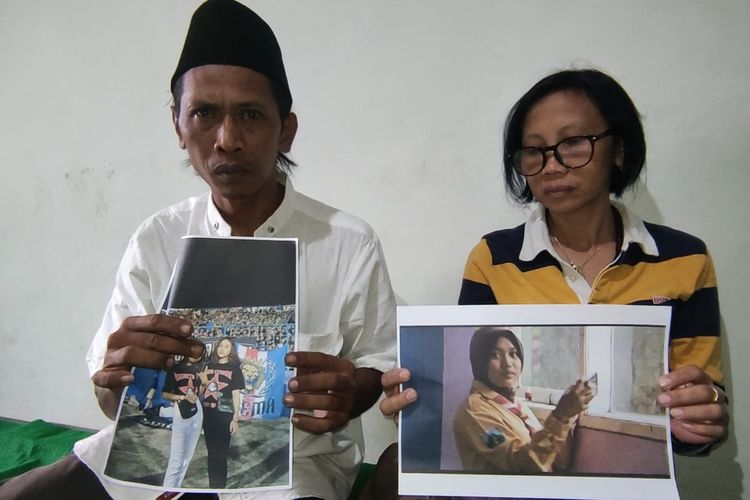 Devi Atok Yulfitri saat menunjukkan foto mendiang anaknya yang tewas akibat tragedi Stadion Kanjuruhan, Sabtu (1/10/2022) lalu.