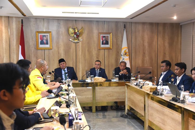 Wakil Ketua DPR RI Bidang Kordinator Politik, Hukum, dan Keamanan, Sufmi Dasco Ahmad, didampingi Wakil Ketua DPR lainnya, Saan Mustofa dan Cucun Syamsurijal, saat menerima perwakilan Badan Eksekutif Mahasiswa (BEM) dari Universitas Indonesia, ITB, IPB, dan Trisakti di Nusantara III, Senayan, Jakarta, Kamis (17/10/2024). 