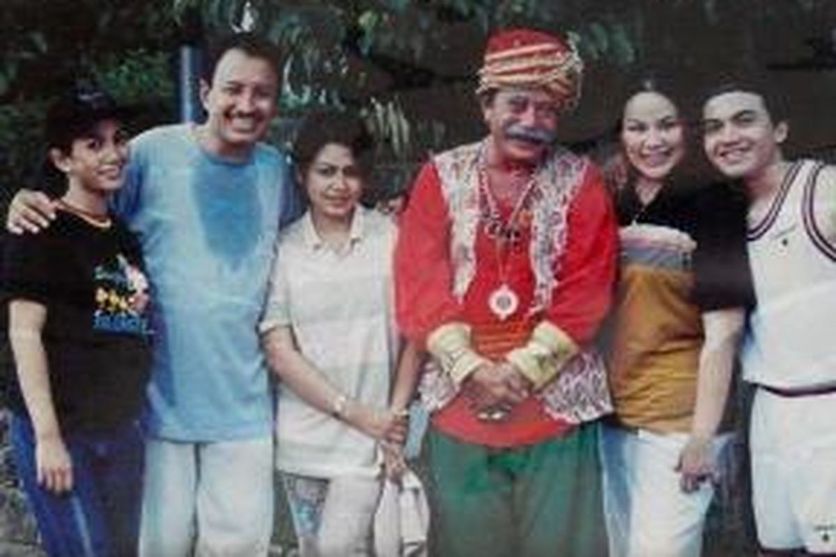 Sahrul Gunawan (paling kanan) dan Misye Arsita (ketiga dari kiri) berfoto bersama para pemain lain sinetron seri Jin dan Jun.