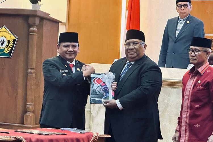 Ali Mazi menyerahkan kepemimpinan Sultra kepada Penjabat (Pj) Gubernur Andap Budhi Revianto, di Kantor Gubernur Sultra, Jumat (8/9/2023).