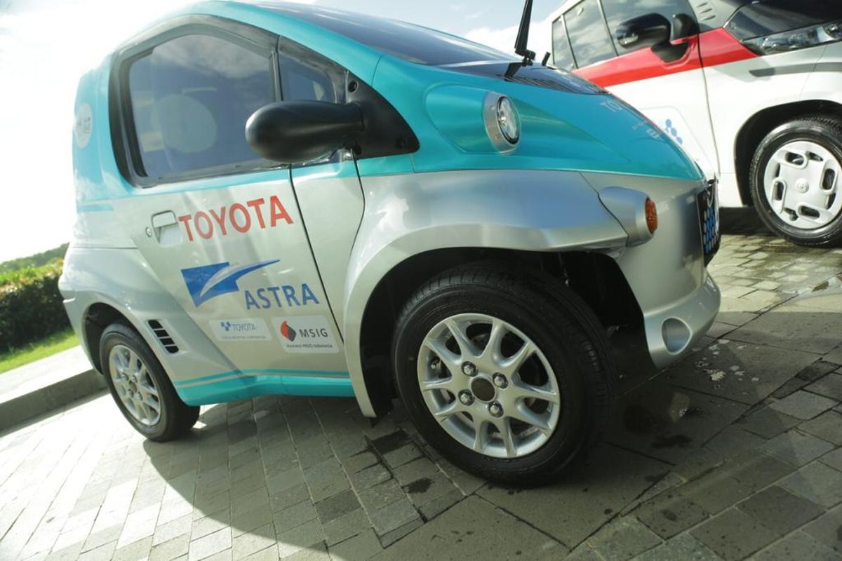 Mobil listrik berteknologi Battery Electric Vehicle (BEV) Toyota COMS.