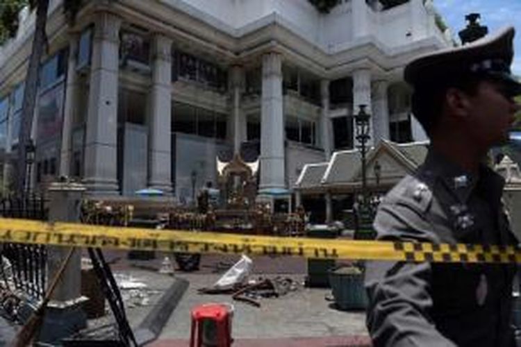Polisi berjaga di tempat kejadian perkara ledakan bom yang berdekatan dengan Kuil Erawan, di pusat kota Bangkok, Thailand, Selasa 18 Agustus 2015. Ledakan tersebut menewaskan puluhan orang.