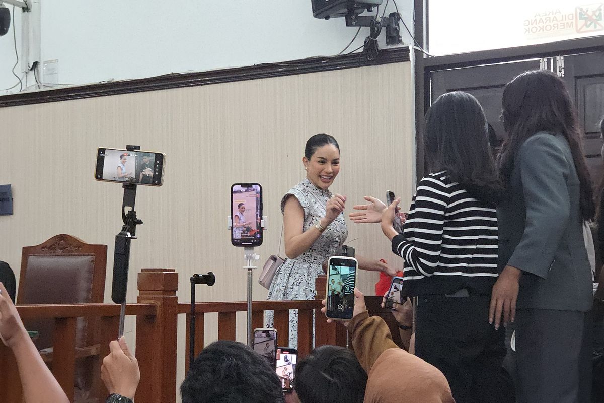 Aktris Nikita Mirzani saat menghadiri sidang lanjutan kasus dugaan pemerasan dan TPPU di Pengadilan Negeri Jakarta Selatan, Kamis (18/9/2025)
