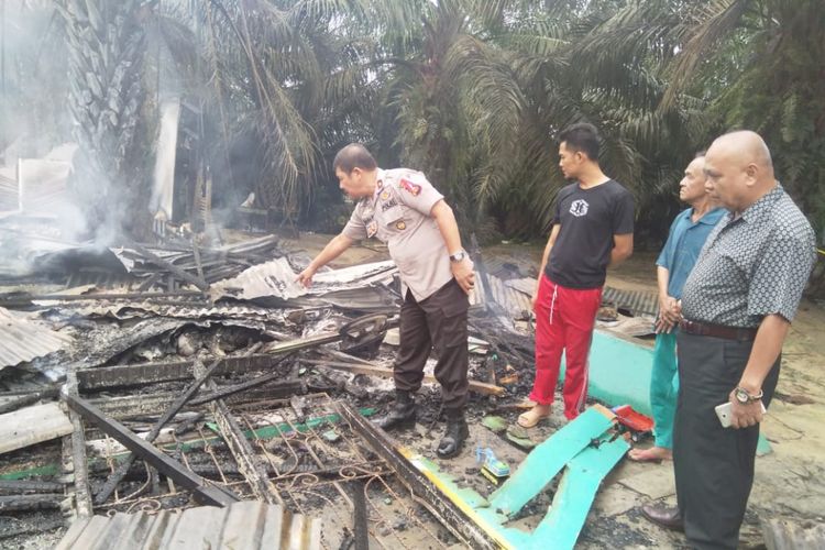 Petugas Polsek Tenayan Raya, Pekanbaru, Riau, melakukan olah TKP pada kebakaran dua rumah di tempat lokalisasi Maredan yang mengakibatkan satu orang tewas terbakar, Kamis (18/10/2018).