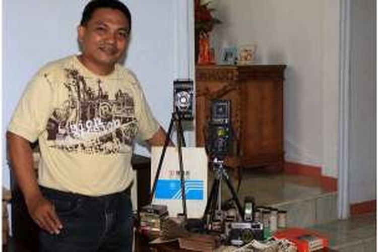 Ratman Asrar, kolektor barang-barang bersejarah yang tinggal di Manado, Sulawesi Utara.