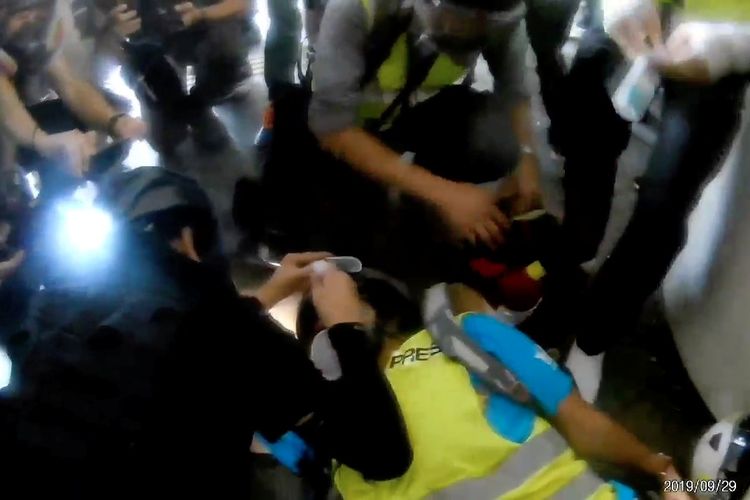 Jurnalis Indonesia Veby Mega Indah mendapat perawatan setelah matanya terluka akibat ditembak peluru karet oleh polisi Hong Kong pada 29 September 2019. Pada Rabu (2/10/2019), dokter menyatakan bahwa satu matanya buta akibat tembakan tersebut.