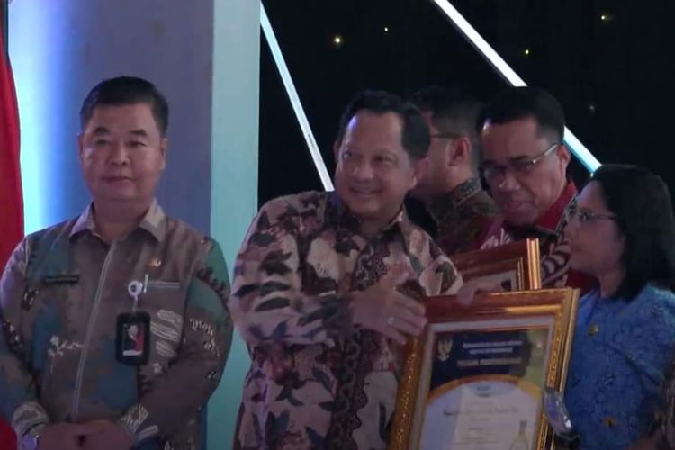 Dukcapil Kota Ambon raih penghargaan Dukcapil Prima Award kategori khusus dari Ditjen Dukcapil atas capaian aktivasi Identitas Kependudukan Digital (IKD) tertinggi di Indonesia Timur hingga 13.000 pengguna, Jumat (1/3/2024).