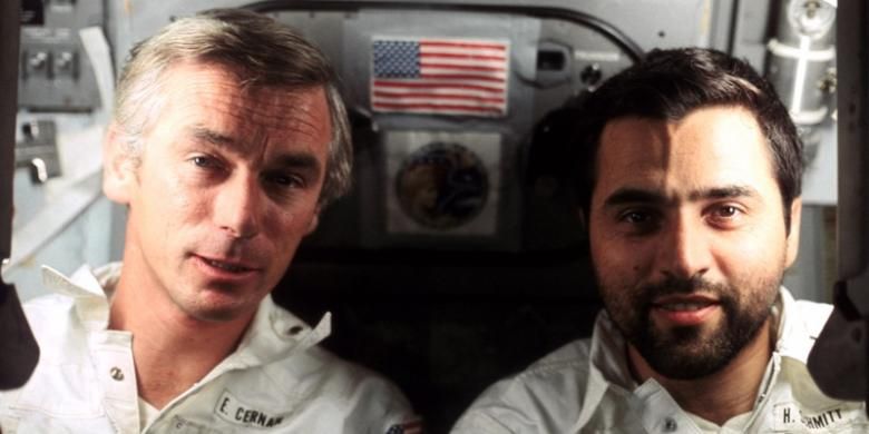 Dalam foto yang diambil pada 17 Desember 1972 ini, Eugene Cernan (kiri) terlihat bersama Harrison Schmitt di dalam modul Apollo 17 yang tengah menjalani misi terakhir pendaratan di Bulan. Foto ini diambil astronot ketiga dalam misi itu, Ronald Evans.