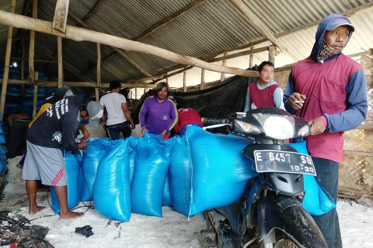 Gudang penyimpanan garam milik Carim (43), petambak garam di Kerangkeng, pesisir Indramayu Jawa Barat, saat terjadi aktivitas pemuatan garam ke dalam karung untuk dijual karena dampak kebijakan impor garam dilakukan pemerintah.