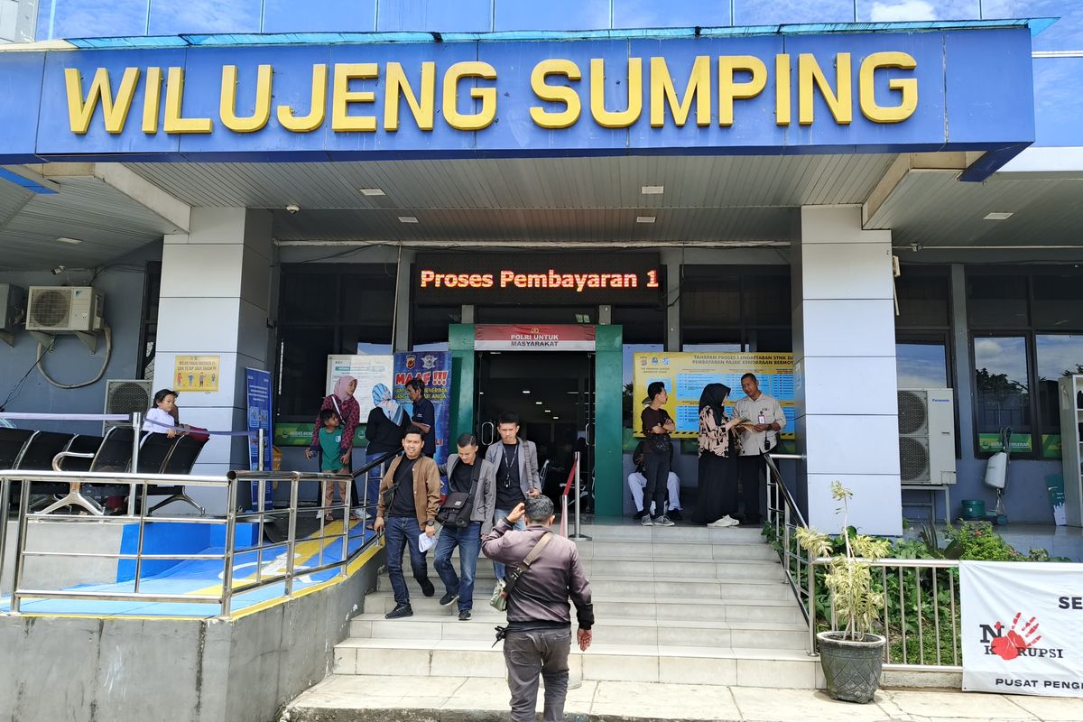 Kunjungan wajib pajak ke Kantor Samsat Soekarno Hatta di Kota Bandung, Jawa Barat meningkat setelah diberlakukannya program penghapusan denda tunggakan pajak kendaraan bermotor, Kamis (20/3/2025).