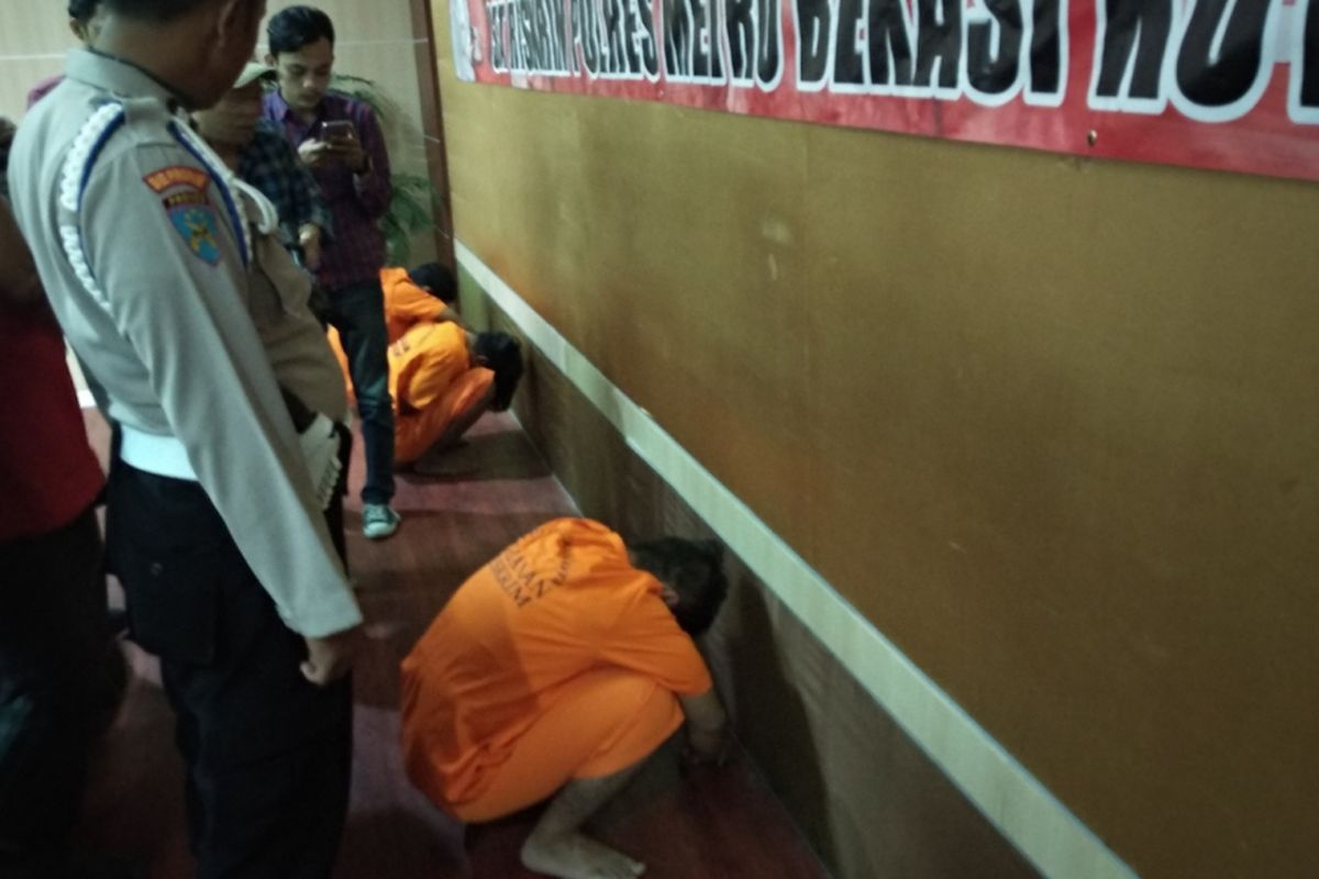 Seorang tersangka kejahatan pencabulan terhadap anak-anak saat hendak diperlihatkan kepada wartawan di Mapolrestro Bekasi Kota, Senin (19/2/2018).