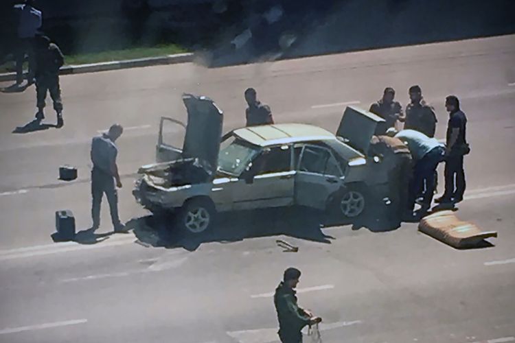 Foto yang dirilis Komite Investigasi Rusia ini memperlihatkan kepolisian Chechnya tengah berada di lokasi serangan di Grozny, Senin (20/8/2018). 