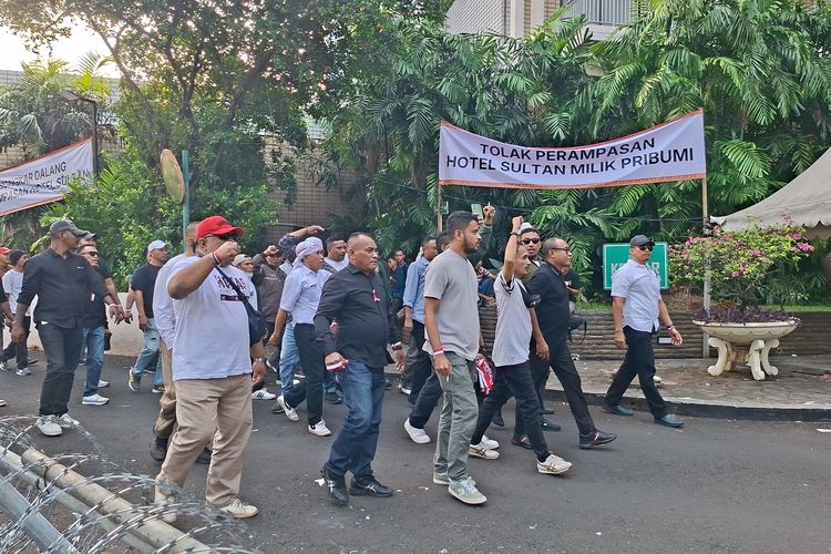 Kondisi Terkini Hotel Sultan: Simpatisan Berbaris Demo Tolak Eksekusi Pengosongan