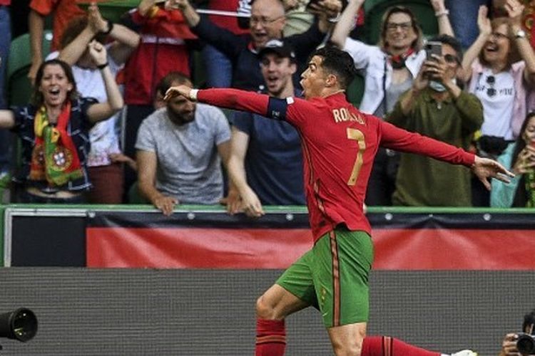 Cristiano Ronaldo berselebrasi usai mencetak gol dalam laga Portugal vs Swiss pada fase grup UEFA Nations League, Senin (6/6/2022).