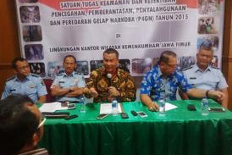 Kakanwil Kemenkumham Jatim Budi Sulaksana (tengah)