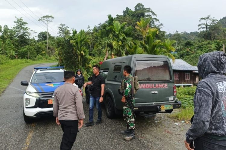 Pihak TNI dari Kodam XVII/Cenderawasih saat berkoordinasi dengen Polsek Waris, terkait penembakan anggota TNI di Kampung Kalimo, Distrik Waris, Kabupaten Keerom, Papua, Minggu (7/9/2025).