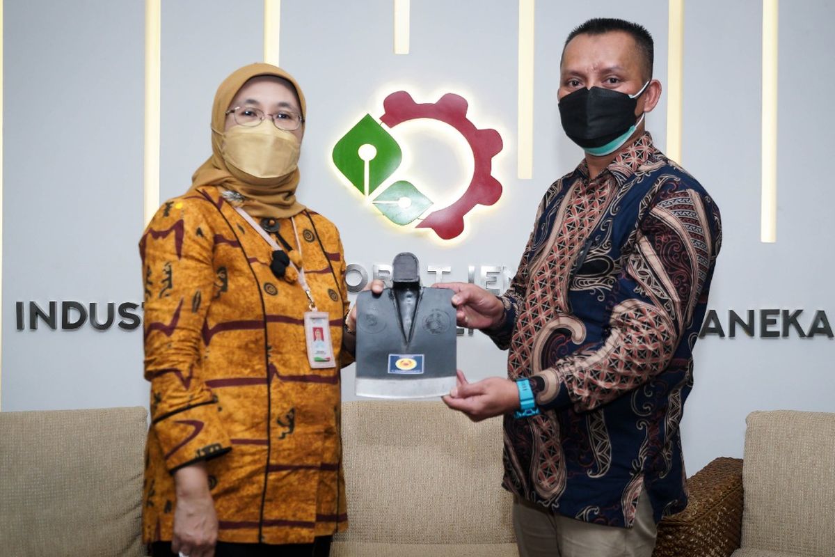 Plt. Direktur Jenderal Industri Kecil, Menengah, dan Aneka (IKMA) Kementerian Perindustrian, Reni Yanita memberikan sambutan pada acara penyerahan Sertifikat SNI Cangkul kepada PT. Mekarmaju Jaya Abadi dan PT. Indobaja Primamurni di Jakarta, Senin (25/10).