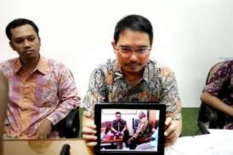 Trisno Raharjo Ketua Tim Pembela Kemanusiaan kasus Siyono saat menunjukan foto ketika Mardio dipanggil Propam di Polsek Cawas