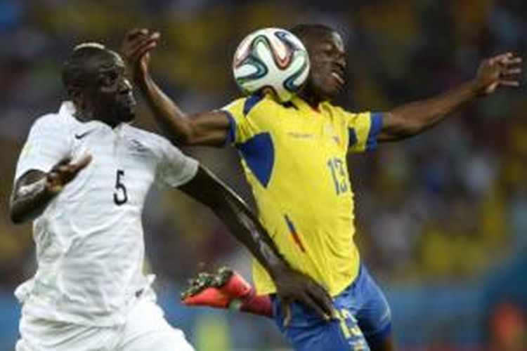 Bek Perancis, Mamadou Sakho (kiri), mengawal ketat striker Uruguay, Enner Valencia (kanan), pada laga Grup E Piala Dunia 2014 di Estadio Maracana, Rio de Janeiro, Rabu (25/6/2014).