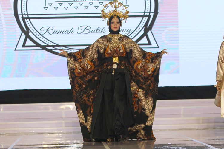 Salah satu model yang membawakan koleksi Rumah Butik Emy by Hj. Emy dalam pagelaran Palembang Fashion Week 2020 yang dgelar digelar di SCC Palembang Icon, Palembang, Sumatera Selatan mulai 6-8 Maret 2020.