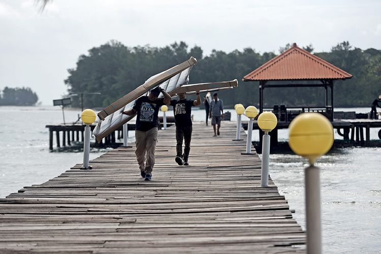Aktivitas di Pulau Sebaru Kecil di Kepulauan Seribu, Jakarta, Senin (26/2/2020). Pulau Sebaru akan menjadi lokasi observasi 188 WNI ABK World Dream selama 14 hari, menyusul munculnya kasus positif virus corona di kapal pesiar tersebut.