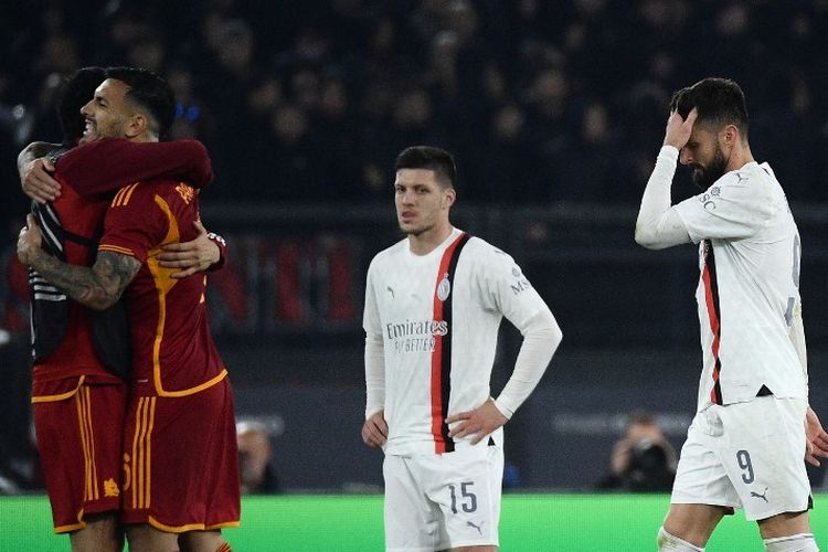 Ekspresi kecewa Luka Jovic dan Olivier Giroud dalam laga leg kedua perempat final Liga Europa 2023-2024 antara Roma vs Milan di Stadion Olimpico, 18 April 2024. (Photo by Filippo MONTEFORTE / AFP)