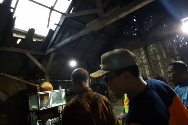 #---Atap rumah warga Desa Waung Kecamatan Boyolangu Kabupaten Tulungagung Jawa Timur rusak, akibat tiupan angin kencang, Sabtu (14/06/2025)---#