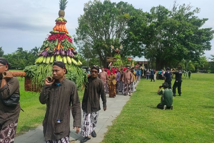 Ribuan orang tumpah ruah di gelaran Nyadran Agung 2024 yang berlangsung di alun-alun Wates, Kabupaten Kulon Progo, Daerah Istimewa Yogyakarta.