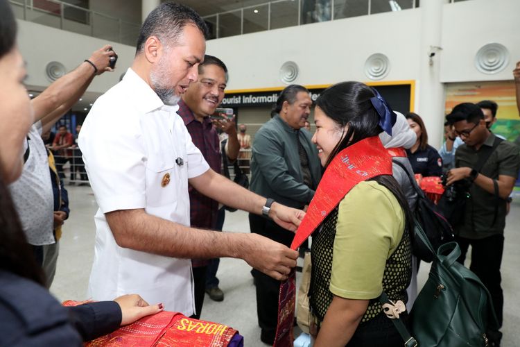 Wakil Gubernur Sumut Musa Rajekshah menyambut kedatangan PMI di pintu keluar kedatangan internasional Bandara Kualanamu, Kamis (20/4/2023)