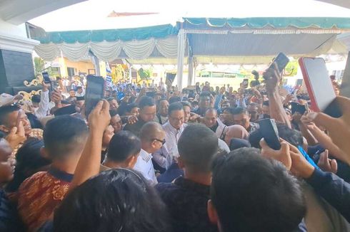 Kampanye di Tapteng, Anies Curhat Soal Bir dan Nyanyi Maju Tak Gentar