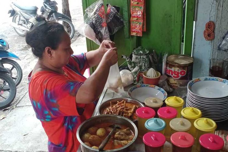 Makanan khas tradisional Malang yakni Orem-Orem yang ada di warung Abah Syahri pinggir Jalan Gatot Subroto.