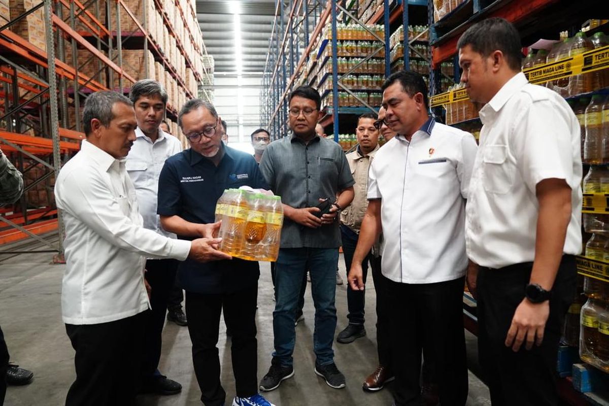 Menteri Perdagangan Zulkifli Hasan (Mendag Zulhas) meninjau gudang milik PT Bina Karya Prima (BKP) di Marunda, Cilincing, Jakarta Utara Selasa, (7/2/2023). 