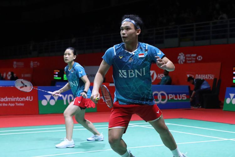 Rinov Rivaldy/Pitha Haningtyas Mentari saat melawan Dejan Ferdinansyah/Gloria Emanuelle Widjaja (Denmark) pada perempat final Malaysia Masters 2024 di Axiata Arena, Bukit Jalil, Kuala Lumpur, Jumat (24/5/2024). 