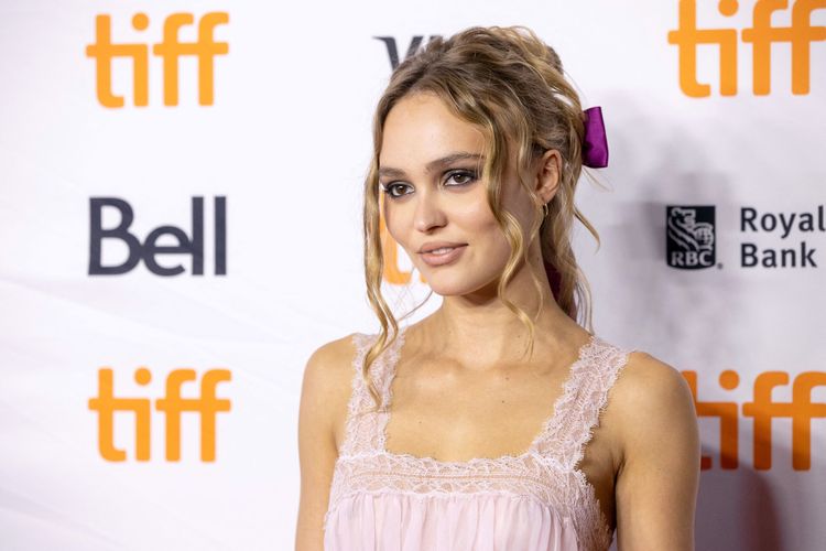 Lily-Rose Depp adalah putri dari Johnny Depp dan Vanesa Paradis