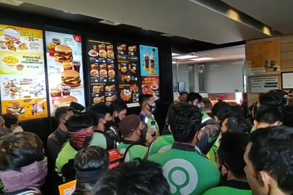 Ratusan ojek online menumpuk di gerai McDonald's cabang Kedaton untuk mengambil pesanan promo BTS Meal, Rabu (9/6/2021).