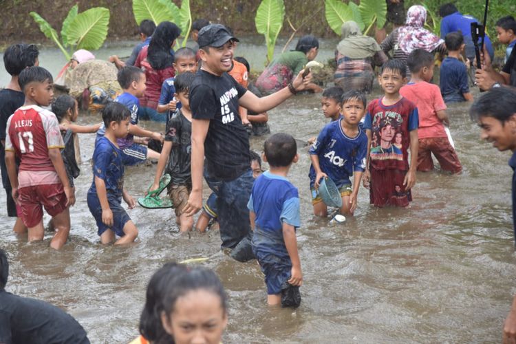 Cawagub Jawa Barat Dedi Mulyadi, turun ke empang bersama warga untuk ngobeng ikan bersama warga di Ciamis, Jumat (20/4/2018).