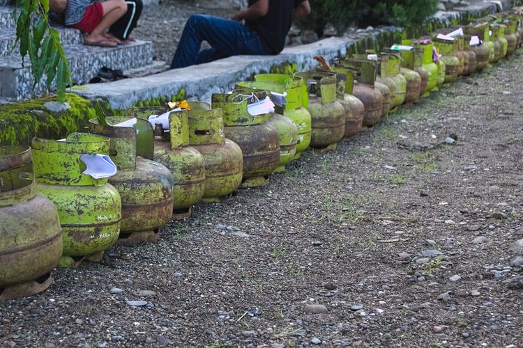 Ilustrasi gas elpiji subsidi. Harga gas LPG ukuran 3 kilogram di Bima, Nusa Tenggara Barat (NTB), tembus hingga Rp 30 ribu per tabung. Lonjakan harga LPG bersubsidi ini disebabkan kelangkaan di pangkalan. Akibatnya, beberapa warga terpaksa menggunakan kayu sebagai bahan bakar.