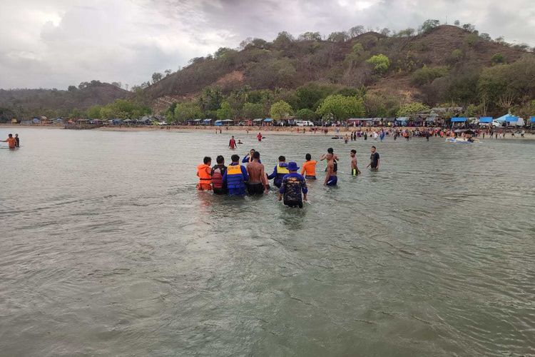 Tim SAR gabungan saat evakuasi korban tenggelam di Pantai Kalaki Bima, Senin (3/10/2022).