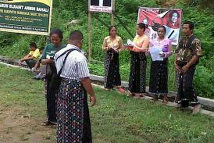 Aliansi Perempuan Indonesia Mandiri (APIR) Manggarai Barat menggelar unjukrasa damai di Kota Labuan Bajo menuntut penolakan pertambangan di Flores pada umumnya dan Kabupaten Manggarai Barat pada khususnya, Senin (20/1/2014). 